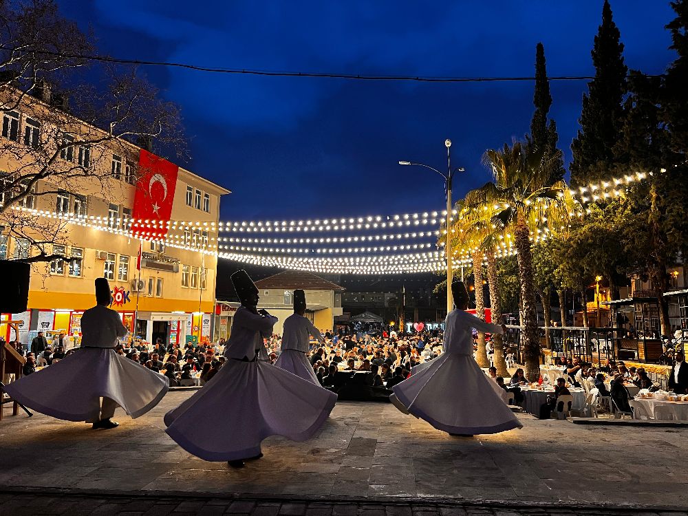 Kocaaliler Belediye Başkanı İlyas Delen’in öncülüğünde gerçekleştirilen iftar programında katılımcılar, ramazan ayının manevi atmosferini paylaşarak, Kocaaliler Belediyesi tarafından sofrada oruçlarını açarak, semazen gösterisini izleme fırsatı buldular.