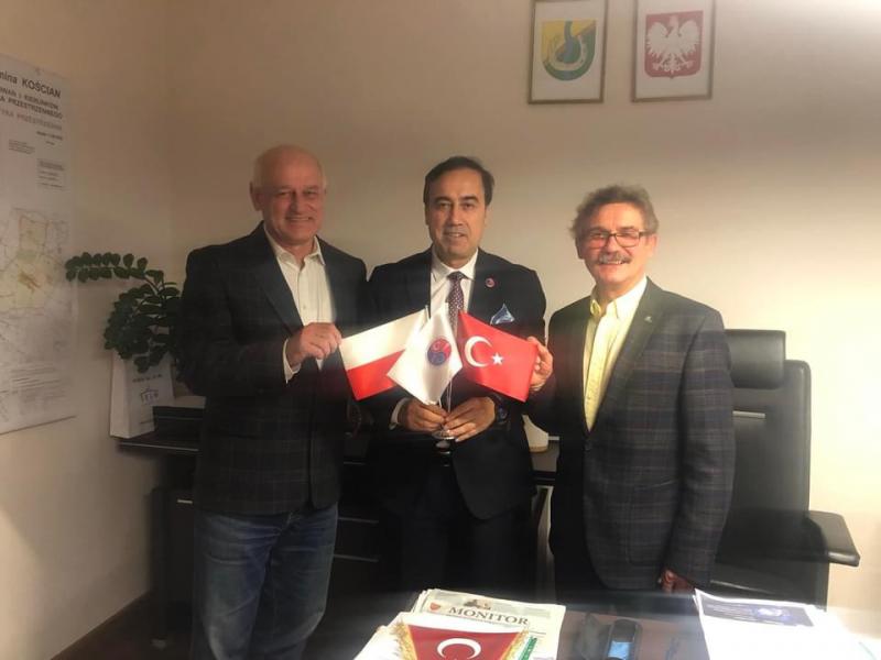 ATİK Muhtarlar Komisyonu Başkanı ve Koscian Gemainde Muhtarı Andrzej Przybyła’ı Polonya Cumhuriyeti Senatörü Wojciech Ziemniak ve ATİK Genel Başkanımız Aziz Şahin ziyaret ettiler.